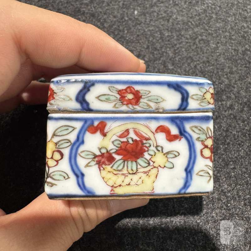 明万历 青花五彩开光花篮纹方形印盒 - 图18